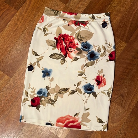 Gilli Dresses & Skirts - EUC Gilli floral skirt